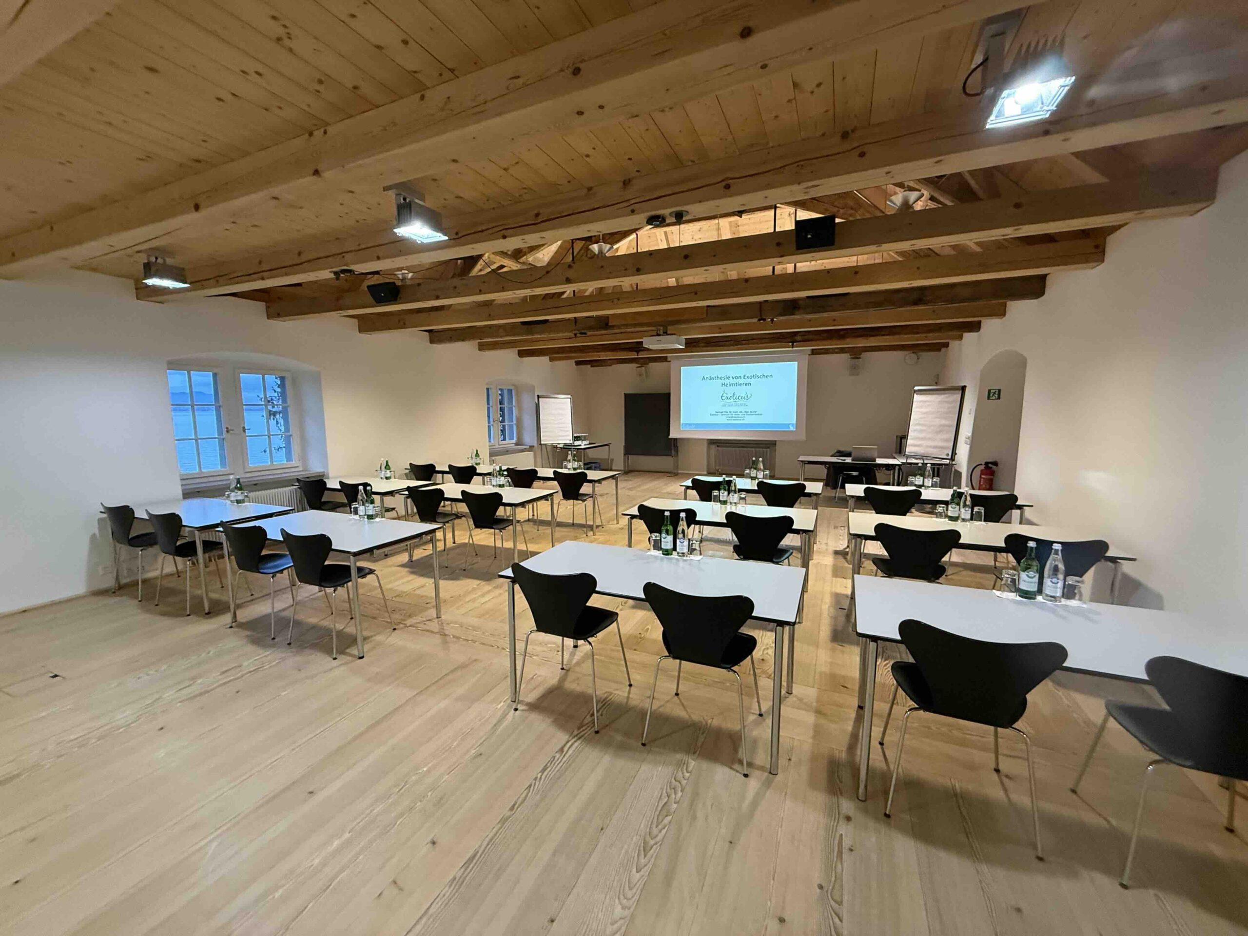 Leerer Seminarraum mit Tischen und Stühlen